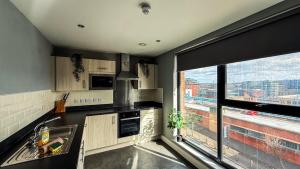 Modern Central Apartment with Views of the Quayside Sleep 8 Free Parking