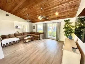 10 mins to Beach, 4 Bd, Heated Salt water pool - Atlantis