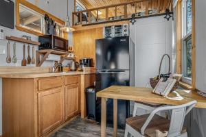 Tiny Cub House with Fast WiFi and Dog Friendly