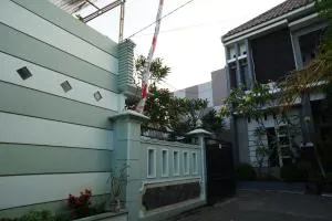 OYO Life 93045 Kost Putra Bu Ketut - Lumajang