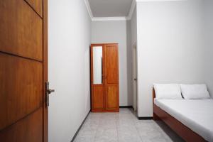 OYO Life 93045 Kost Putra Bu Ketut