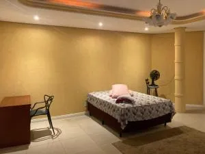 Quarto Elegante e Iluminado Charme e Privacidade Garantidos em casa compartilhada - Estêvão