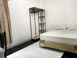 Hotel O Wisma Aluh AmbakNearPantai batu lima Asbullah tmbngn