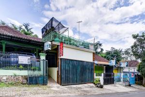 OYO Life 90879 Ara Predator Funpark