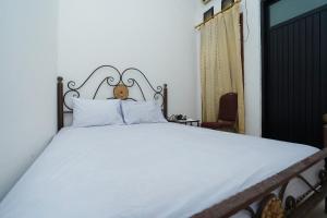 OYO Life 2498 Kost Putri Purimas 23