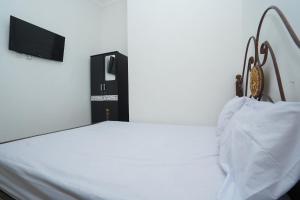 OYO Life 2498 Kost Putri Purimas 23