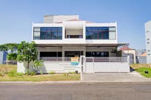 OYO Life 89990 Kost Waterfront 75 Sub - Menganti