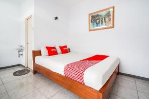 OYO 91561 Gandhi Hotel NearRS Khusus Ginjal Ny. R.A. Habibie