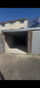 Luxury 2 Bedroom Maisonette with Games Room - Free Car Parking - 5 Minute Drive to Brighton Beach & City Centre - Sleeps 8