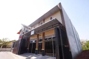 Super OYO 1506 Shabrina 2 Syariah - 梭罗