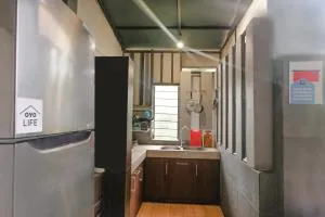 OYO Life 2399 Gerbera House - Kos Putri - Dau