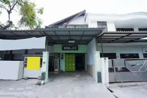 OYO Life 2309 Kost Si Mbok Vivi - Sidosermo