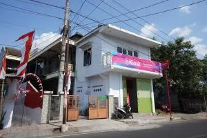 OYO Life 93038 Kost Putra Malilah - Lumajang