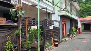 OYO Life 93382 Gajayana Kost Female Only Syariah - Dau