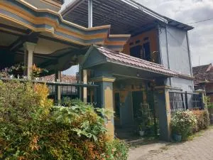 SPOT ON 92857 Kos Haji Jakfar SyariahNearPancoran mas 25 - Genteng