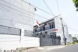 OYO Life 92886 Rumah Nyaman Radhika 2 Syariah - Jembel