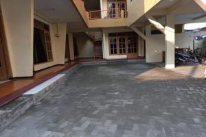 OYO 90757 Amkey Villa Tretes 1