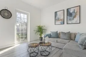 Bright & Stylish 2BR Home Huge Garden - Ifield