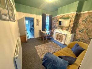 Comfortable 3 Double Bed Victorian Terrace from Luxus Stays
