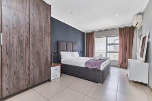 Spacious 2BR Apt Minutes from Sandton City with Gym and Pool