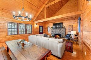 5 Mi to Beaver Lake Family Cabin with Game Room