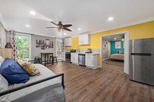 Cozy & Spacious 1BR in Montrose Walk to Top Attractions
