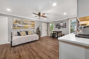 Cozy & Spacious 1BR in Montrose Walk to Top Attractions