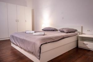 Apartments with a parking space Palit, Rab - 23622