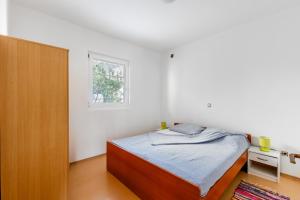 Apartments with a parking space Vir - 24173