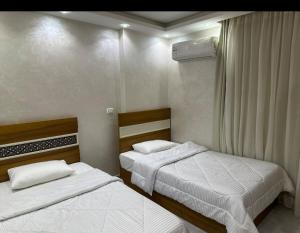 شقه فندقيه للإيجار اليومي والشهري للأسر والشباب الملتزم في شارع شهاب الرئيسي