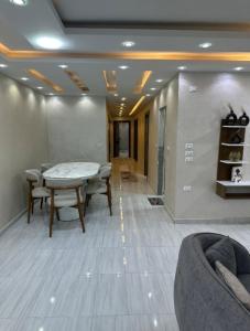 شقه فندقيه للإيجار اليومي والشهري للأسر والشباب الملتزم في شارع شهاب الرئيسي