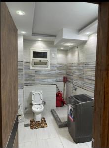 شقه فندقيه للإيجار اليومي والشهري للأسر والشباب الملتزم في شارع شهاب الرئيسي