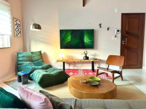 Descubra a Casa Felicidade em Belém! Climatizada, com sala ampla, 2 quartos, mezanino e Wi-Fi veloz. Localização central perto de atrações e gastronomia. Viva a Amazônia com conforto exclusivo. Reserve já sua experiência inesquecível!