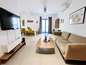 V86 - Sliema Balluta Old College Apt