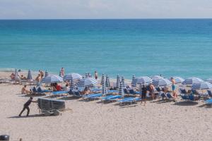 BeachWalk Studio Apmt 2 Beds w Beach Service