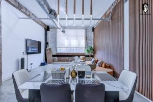 The Stallion #107 - Modern Spacious Loft in Downtown with free parking