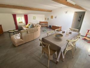 Maisons de vacances Gite familial avec jardin privatif, plancha et jeux, proche de La Rochelle - FR-1-426-263 : photos des chambres