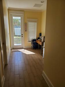 Be a Nomad - Beachside Studio - 1 Block to Sand!
