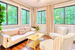 Grand Woodland Retreat - Hot Tub - Game Room