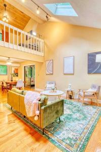 Grand Woodland Retreat - Hot Tub - Game Room