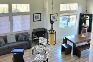 Desert Escape Home with 3BD 3BA with Pool and Jacuzzi - 湖埃尔西诺