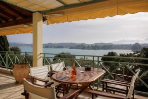 Blue Coast Suites - Seaside Retreat with Pool in Exclusive Kommeno