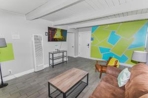 Reno Upper Unit with King Bed & Pull-Out Couch