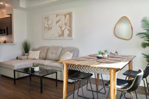 Bright & Stylish 1-Bedroom, Walk to Netflix, Perfect for Long Stays FREE PARKING