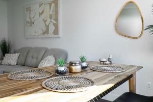 Bright & Stylish 1-Bedroom, Walk to Netflix, Perfect for Long Stays FREE PARKING