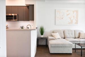 Bright & Stylish 1-Bedroom, Walk to Netflix, Perfect for Long Stays FREE PARKING