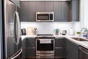 Bright & Stylish 1-Bedroom, Walk to Netflix, Perfect for Long Stays FREE PARKING