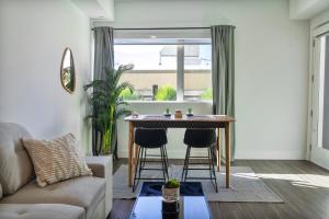 Bright & Stylish 1-Bedroom, Walk to Netflix, Perfect for Long Stays FREE PARKING