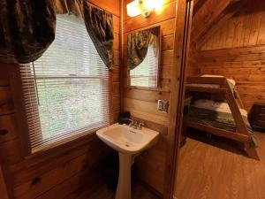 Cozy Cabin Hideaway near Smoky Mountains