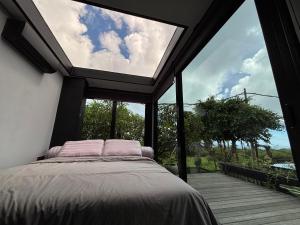 Phòng Deluxe Giường Đôi Với Ban Công và Tầm Nhìn Ra Biển (Deluxe Double Room with Balcony and Sea View)